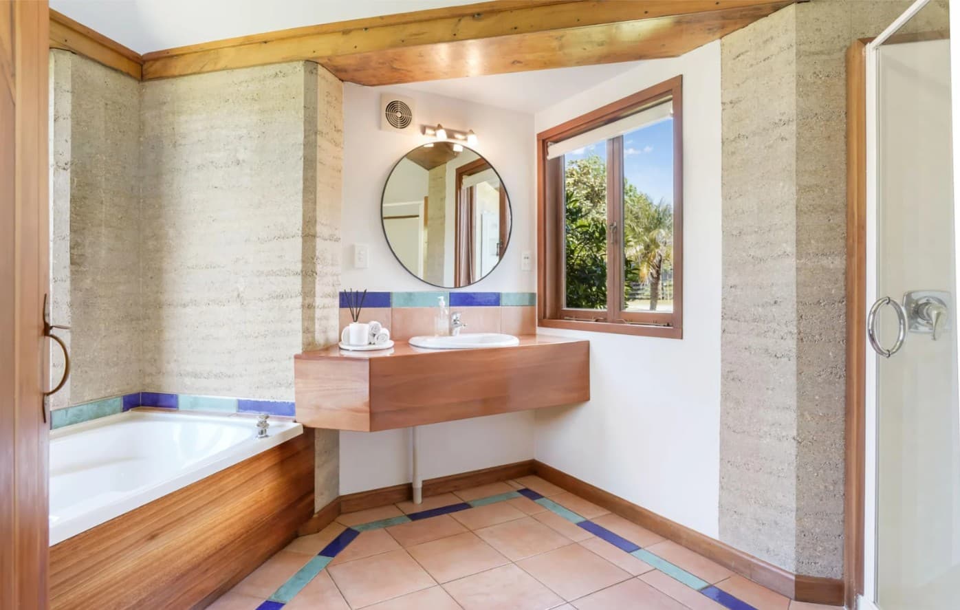 Private bathroom with bathtub for The Amber Room